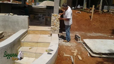 Bizzarri visitando uma obra em Itatiba-SP, onde estamos fazendo os revestimento de pedra do rio nos pilares da churrasqueira na piscina. 12 de dezembro de 2016.