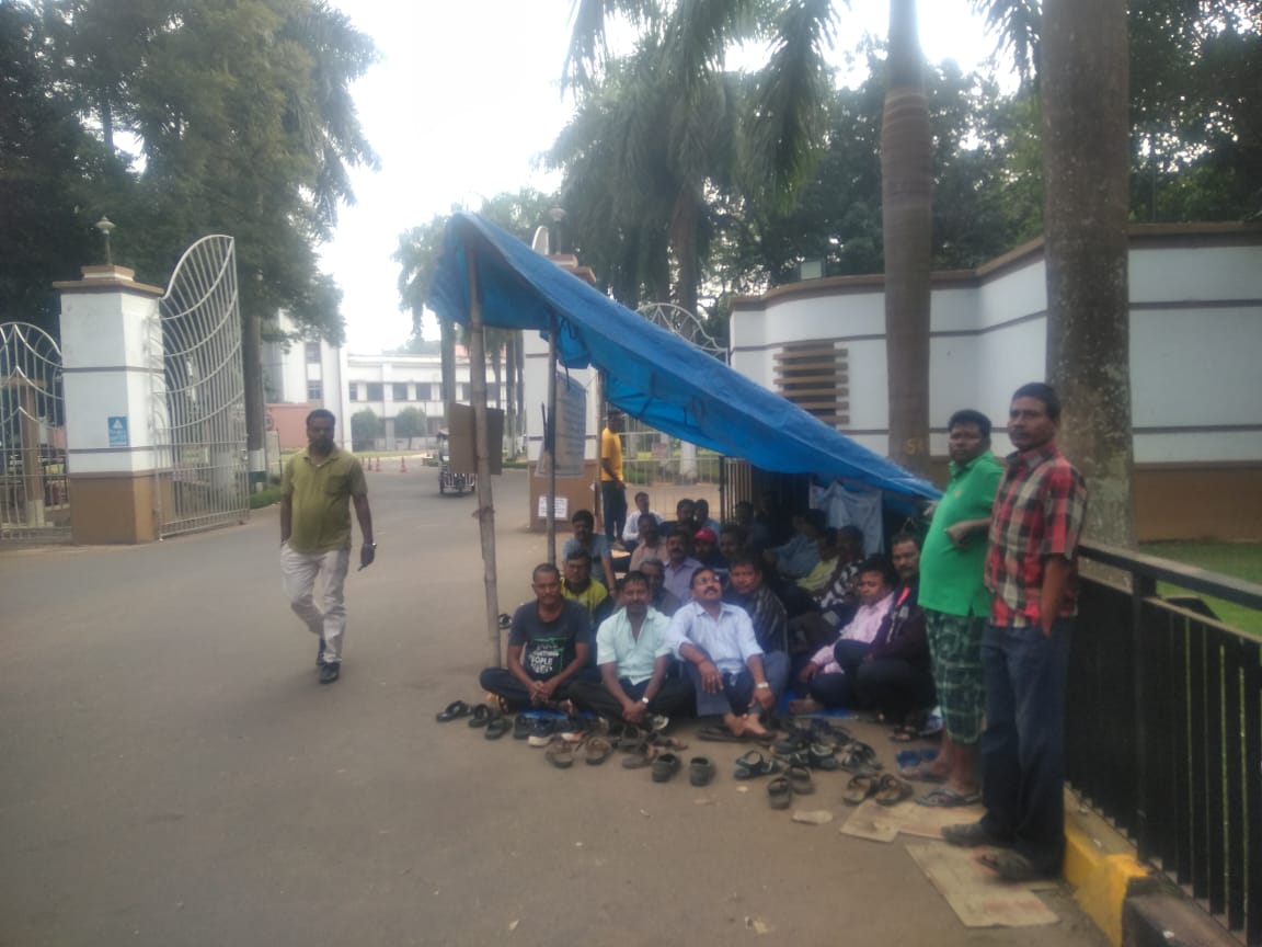 বেতনক্রম সংশোধন সহ এক গুচ্ছ দাবি নিয়ে আইআইটিতে হল কর্মীদের অবস্থান গড়াল ২৪ঘন্টা 1 বেতনক্রম সংশোধন সহ এক গুচ্ছ দাবি নিয়ে আইআইটিতে হল কর্মীদের অবস্থান গড়াল ২৪ঘন্টা