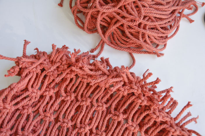 Cortamos las cuerdas de macramé