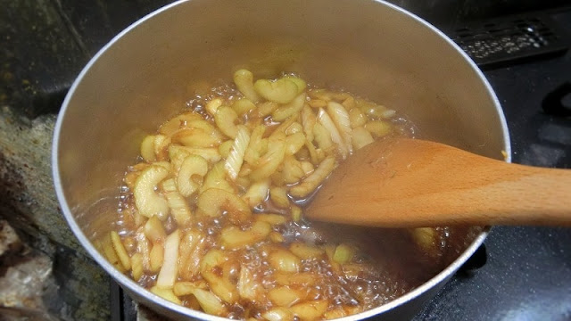 鍋にセルリー、調味料を入れて煮詰める。