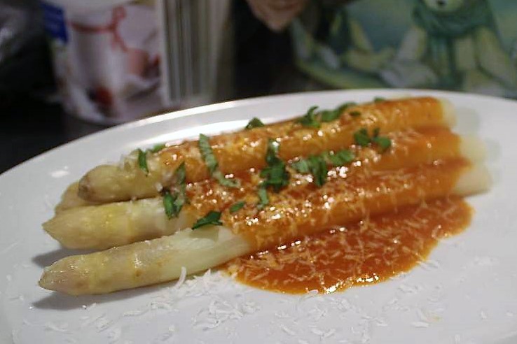 Pizza Mit Grunem Spargel Und Schafskase Auf Avocadomayonnaise