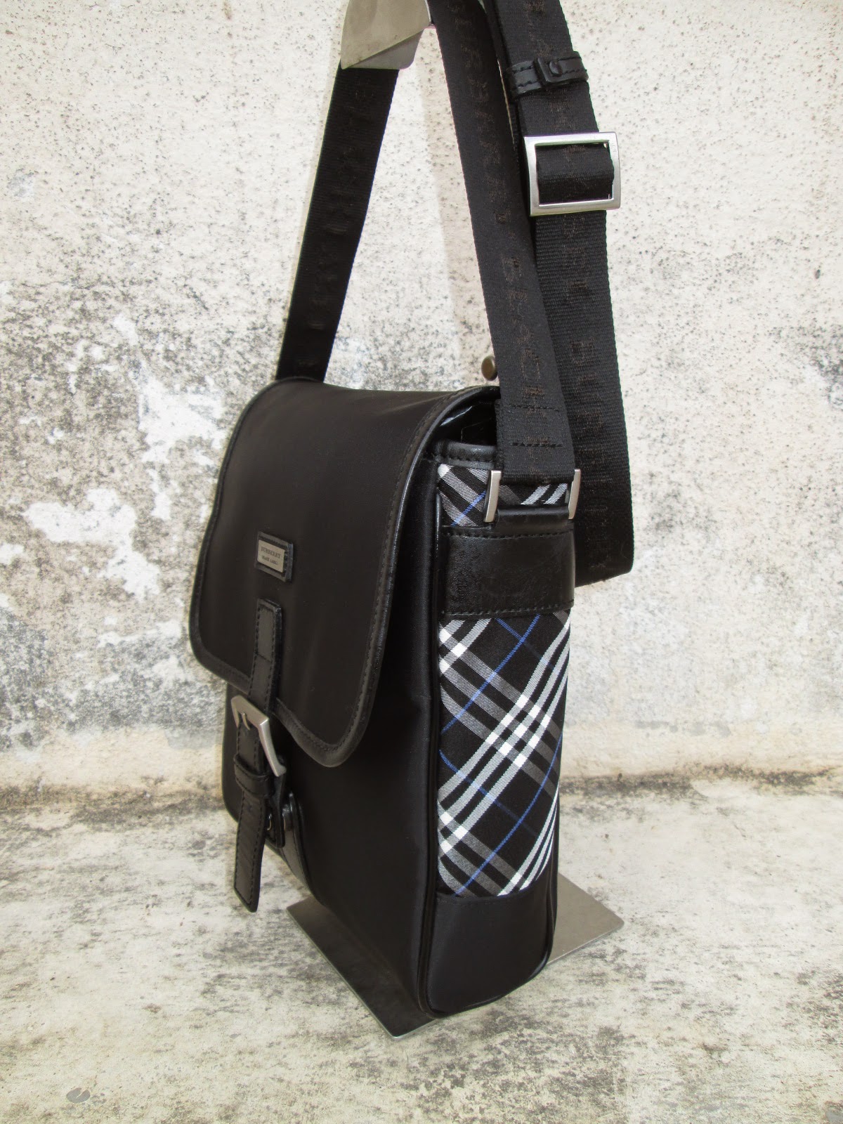 d0rayakEEbaG Authentic Burberry BLACK LABEL Sling Bag(SOLD)