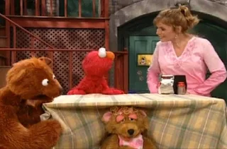 Baby Bear wants the help of animal doctor Gina to get Curly Bear under the table. Sesame Street Elmo's Potty Time