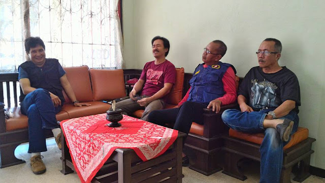 Ketua ORARI Lokal Tasikmalaya, YC1ACC, bersama pengurus lokal. Ketua ORARI Lokal Tasikmalaya, YC1ACC, bersama pengurus lokal.