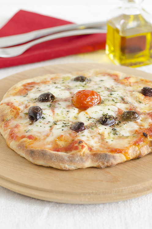 Pizza margherita con olive taggiasche