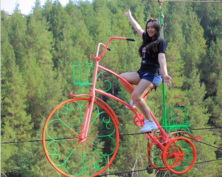 wahana sky bike yang ada di dago dream park