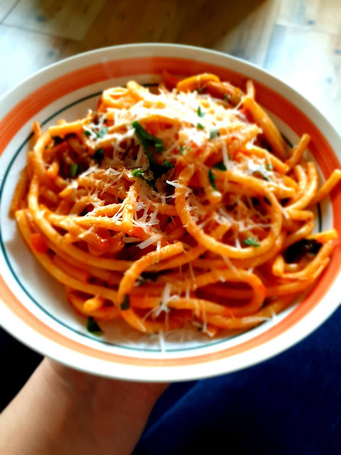 pasta con la salsa,spaghetti z pomidorami ,spaghetti sos,sos do makaronu,szybki obiad,cucina italiana,z kuchni do kuchni najlepszy blog kulinarny,szybki obiad,