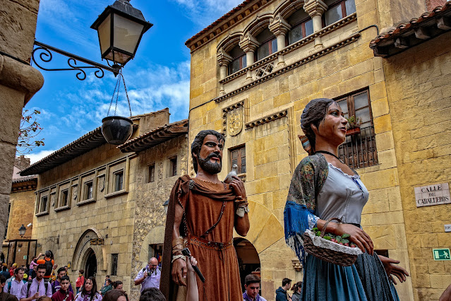 Шествие Гигантов в Испанской деревне, Барселона (Diada Gegants Poble Espanyol Barcelona)