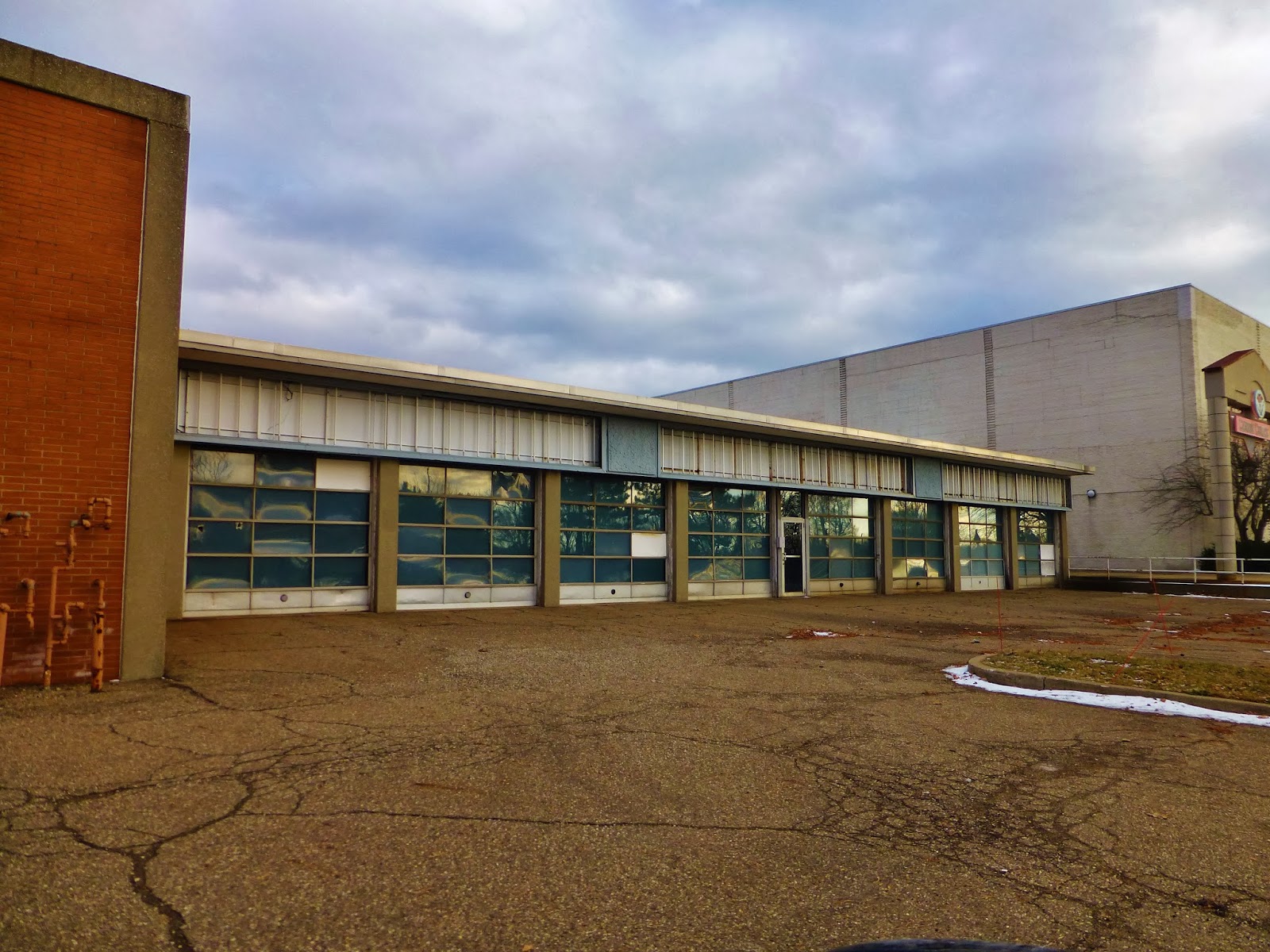 Dead and Dying retail Mellett Mall / Canton Centre in Canton, Ohio