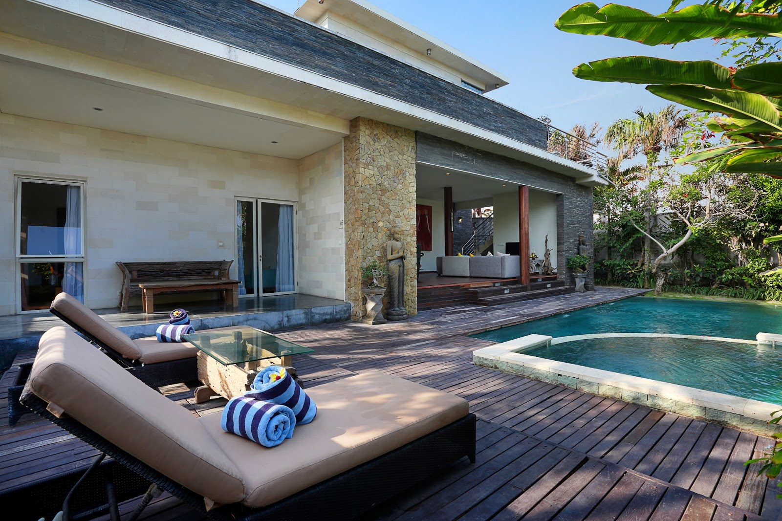 Пхукет парк сад. Беседка у бассейна в современном стиле. Splash beach resort by langham hospitality group 5*. Бассейн со стеклянной крышей. Беседка с бассейном.