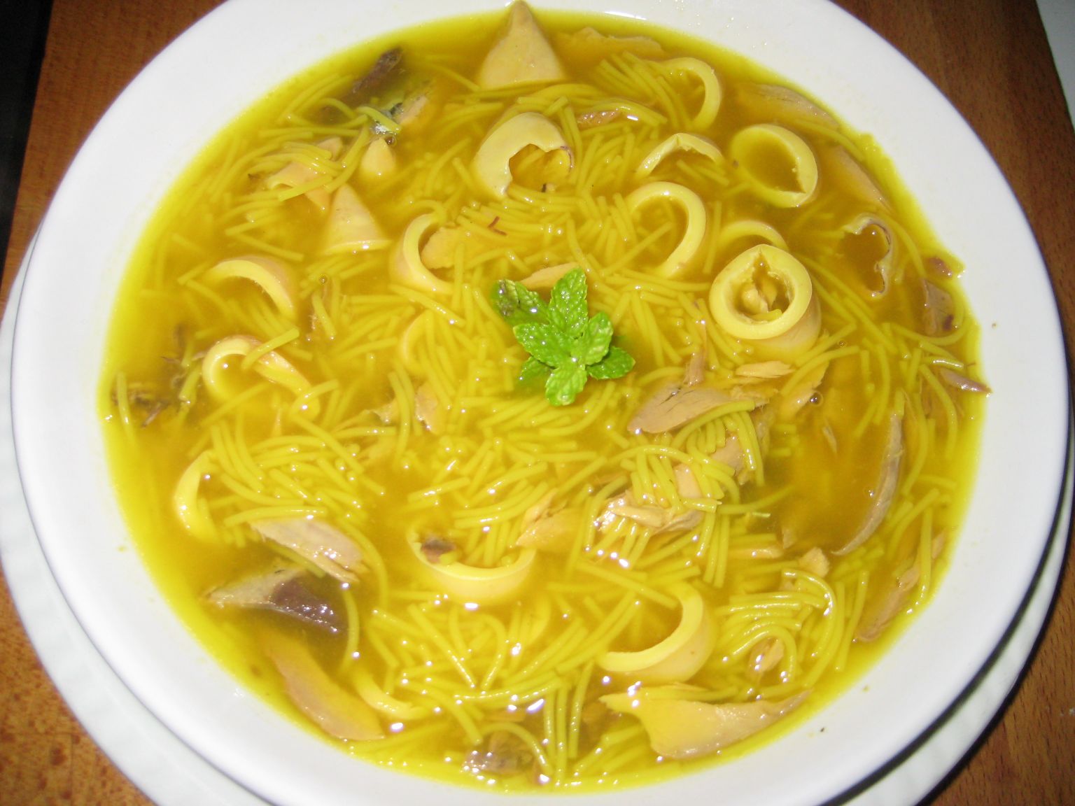 LAS RECETAS DE MAMA ROSA Sopa de melva y chipirones con cabello de angel