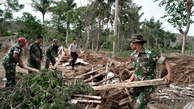 Kodim 1615 dan Instansi Terkait Terjun Bantu Korban Angin Puting Beliung Sambelia