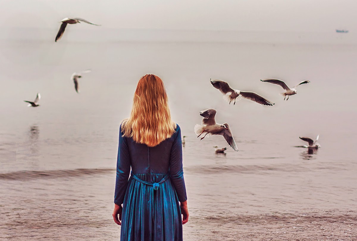 Люди не птицы 1 час. Море птицы девушка. Девушка море Чайки. Девушка на берегу моря птицы. Девушка птица в небе.