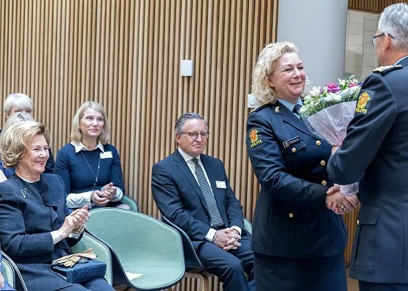 Queen Sonja of Norway officially opened the new Police Operations Center in Tønsberg. The Center is located hosts at the same time the district court