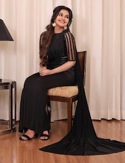 Actress Anupama Parameswaran HD Photos in Black Saree Sexy actressbuzz.com