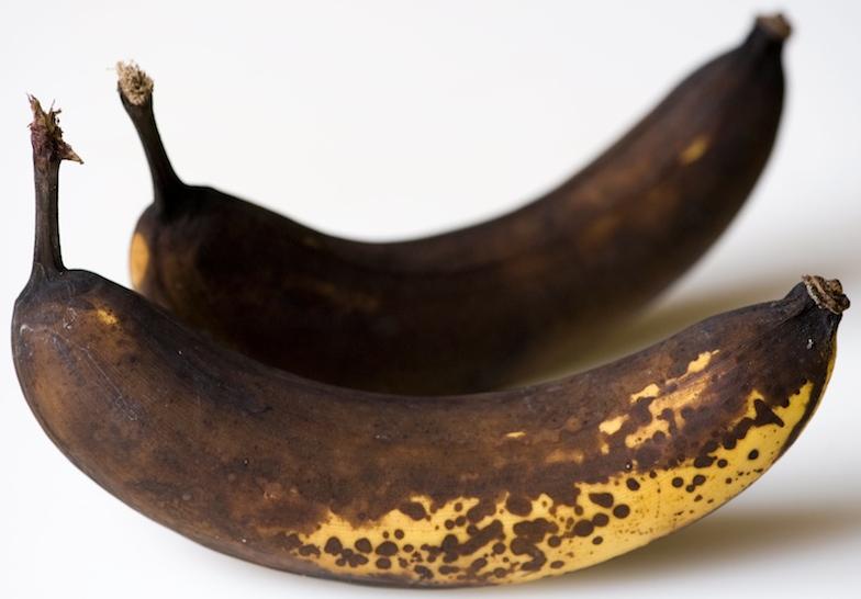 переспелый банан. можно есть черные бананы. большой черный банан. можно есть черные бананы. огромный черный банан.