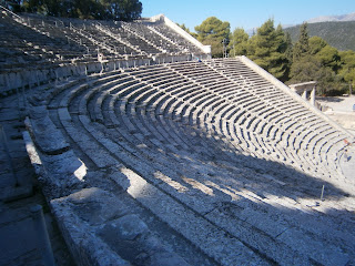 το θέατρο στο Ασκληπιείο Επιδαύρου