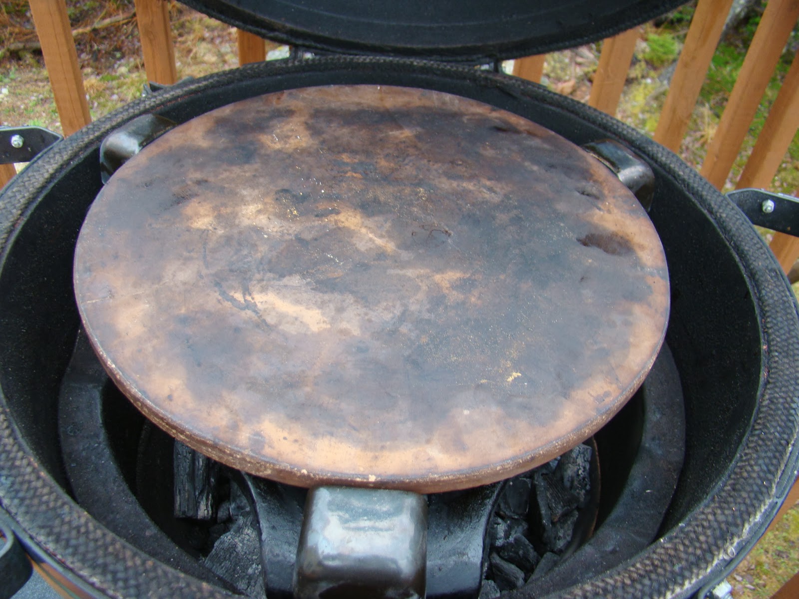 HRM CREATIVE BBQ Kamado Joe heat deflector vs Big Green Egg Plate setter.