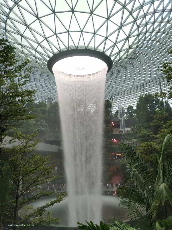 Pesona Kemegahan  Air Terjun Indoor Tertinggi Di Dunia Di Jewel Changi Airport Singapore