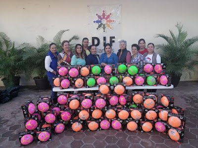 El Comité de Damas Voluntarias hacen entrega de balones a DIF Álamos 
