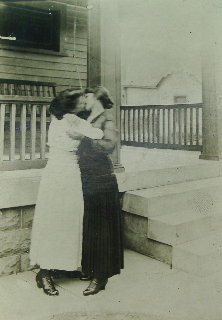 Secret Lesbians 16 Romantic Photographs Of Queer Women Couples From The Victorian Era ~ Vintage