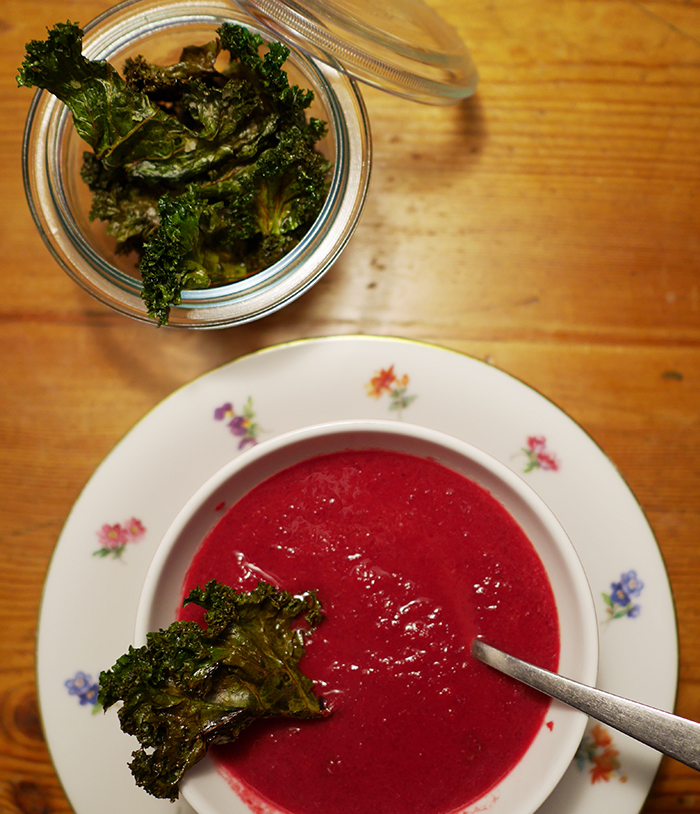 Rote-Bete-Suppe mit Grünkohlchips (Rødbedesuppe med grønkålschips ... Rote-Bete-Suppe mit Grünkohlchips (Rødbedesuppe med grønkålschips ...