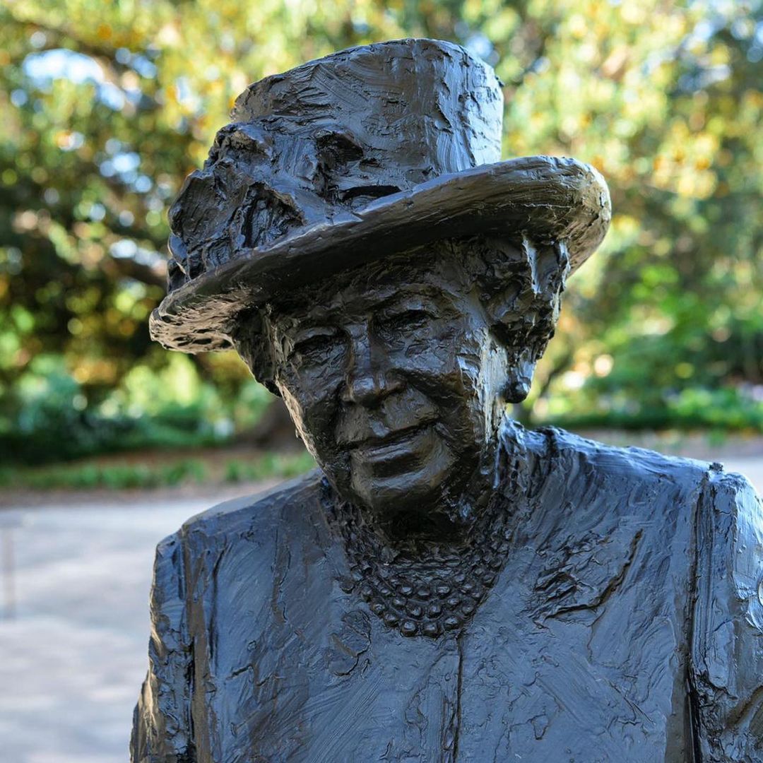 The Queen virtually unveils her Statue in Australia