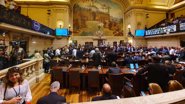 Vereadores rejeitam impeachment e mantêm Crivella no cargo