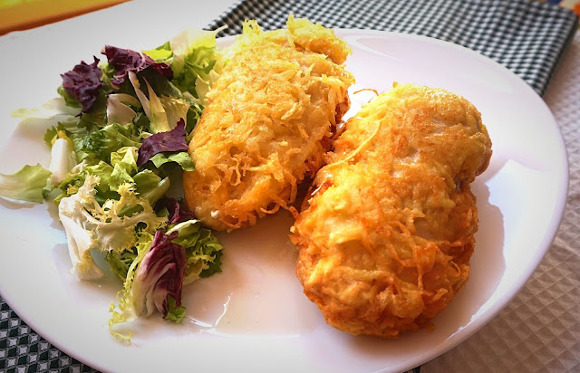 Pechugas de pollo con rebozado de patata crujiente.