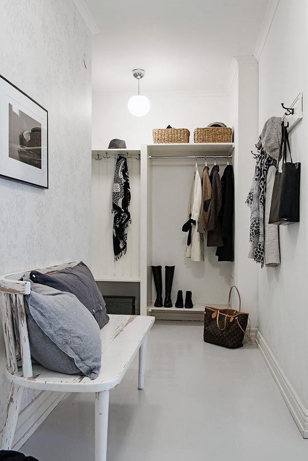 Vestíbulo en vivienda blanca total