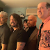 John Travolta se toma foto junto a los miembros de Nirvana luego de su reencuentro