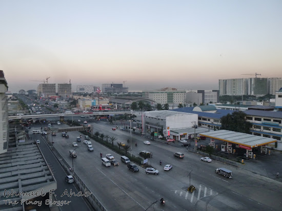 A view of EDSA from Copacabana Apartment Hotel