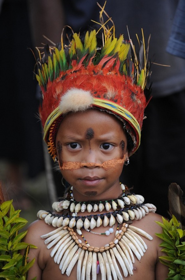 Папуа новая гвинея дети. Папуа — новая гвинея. Тробрианцы новая гвинея. Головной убор папуаса. Дети гвинеи.