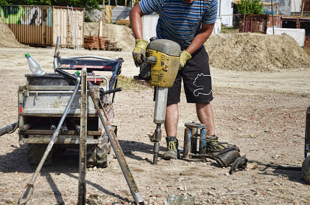 Baustelle Mörchenpark, Holzmarktstraße, Sprengstoffräumer und Bodenproben- Bohrungen, Spreeufer, 10.06.2013