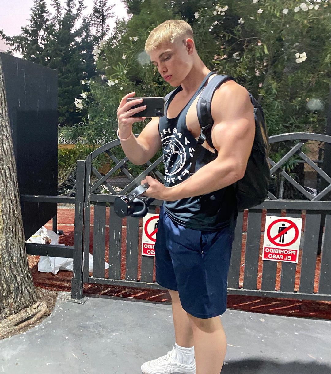 blond-young-muscle-hunk-oliver-forslin-teen-biceps-selfie