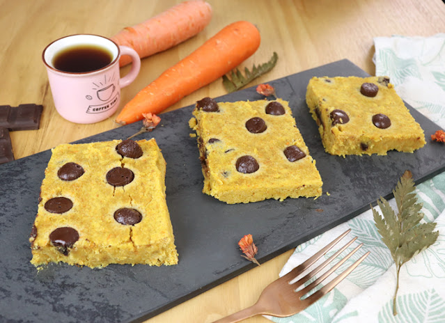 por Camila Victorino Brownie de bolo de cenoura Pensando ao contrário