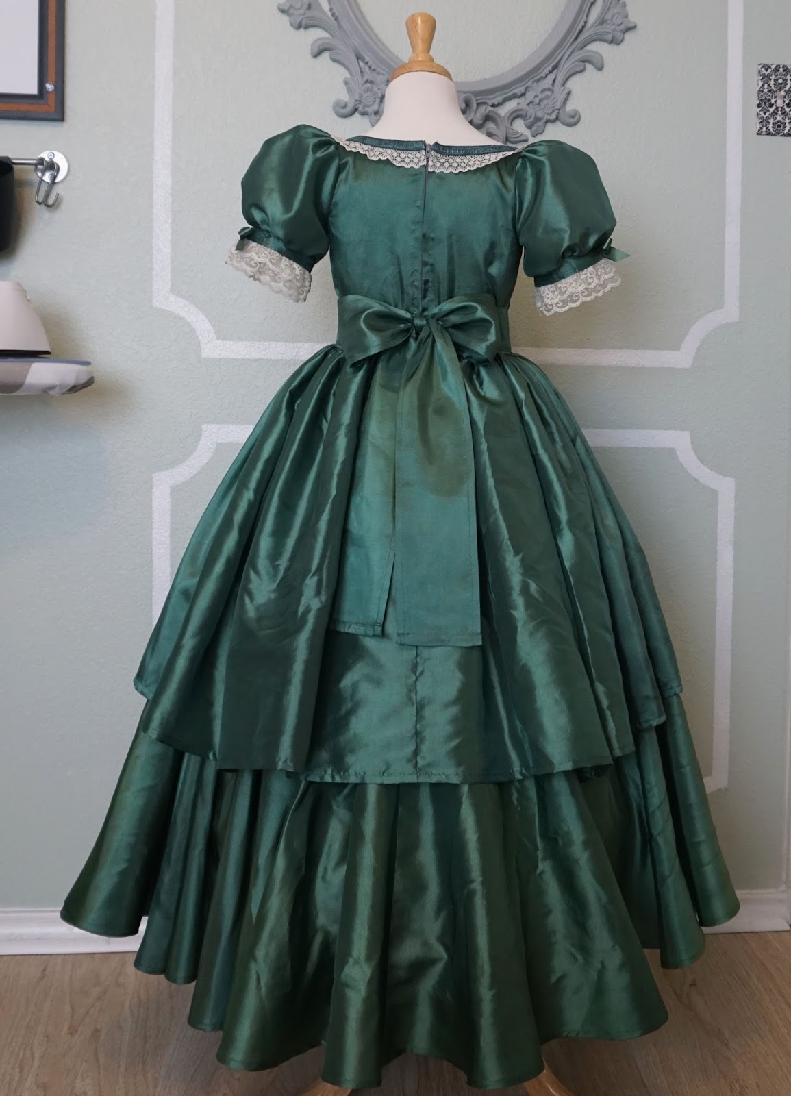 Aux Belles Choses: Queen Victoria Dress