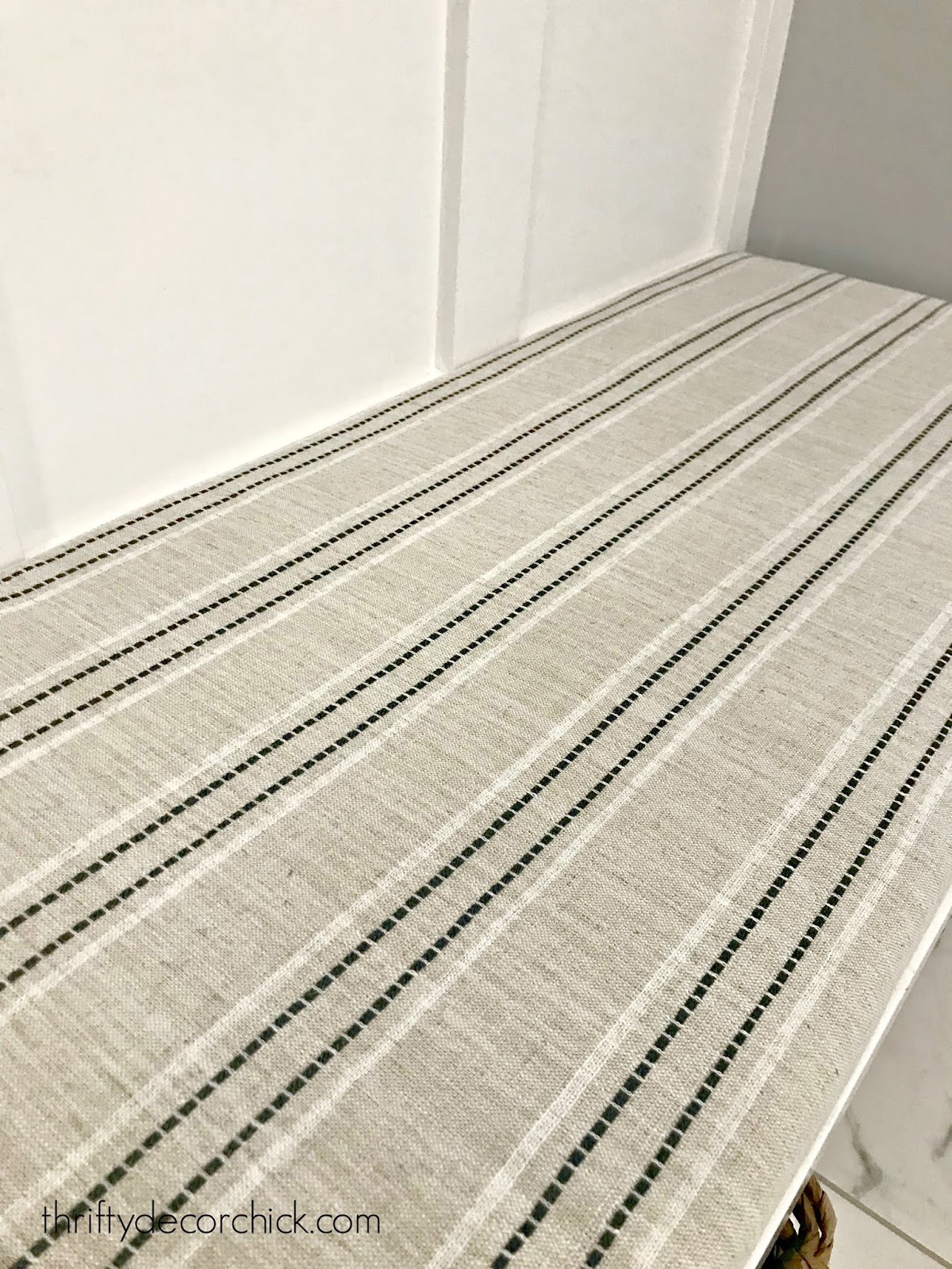 مقعد طويل مخطط باللونين الأزرق والأبيض