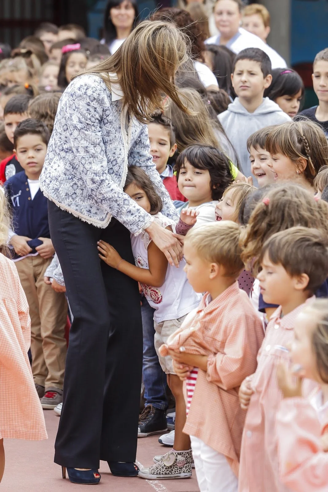 Queen Letizia in particular received a warm and adorable welcome by a girl, who threw her arms around the Queen’s legs.