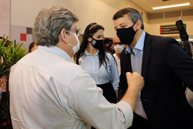 João Azevêdo e Cícero Lucena participam de inauguração da loja do Artesanato Paraibano na Ferreira Costa