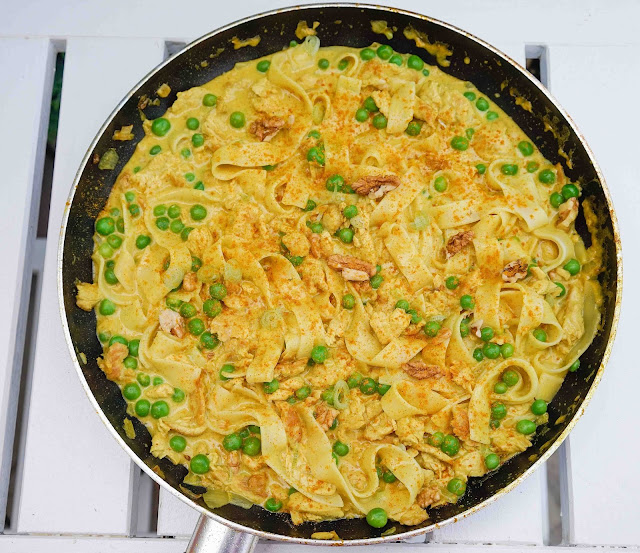 stuttgartcooking: Curry-Nudelpfanne mit Erbsen, Putenbrust-Streifen und ...