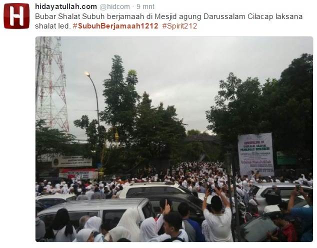 Umat Muslim Berbondong-Bondong Laksanakan Shalat Subuh Berjamaah, Lihat Foto-Fotonya