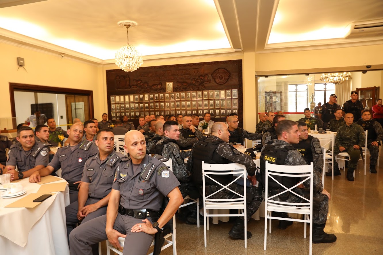 CAFÉ COM O COMANDANTE