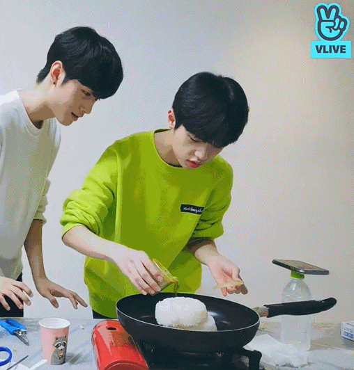 영덕출신+대게집 알바했던 남돌의 대게먹방 (핵꿀팁) | 인스티즈