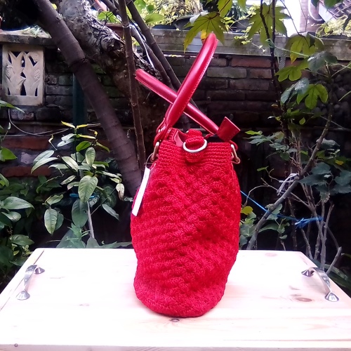 Tas Rajut Warna Merah Dengan Kombinasi Tali Kulit