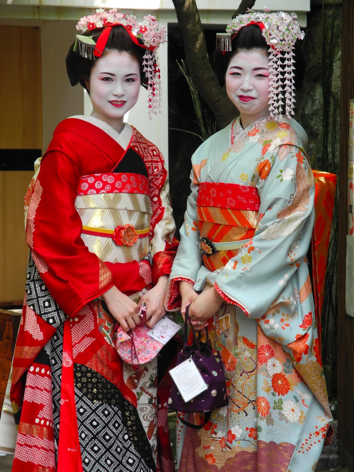 CAMIRTW: Japanese People in Traditional Clothes