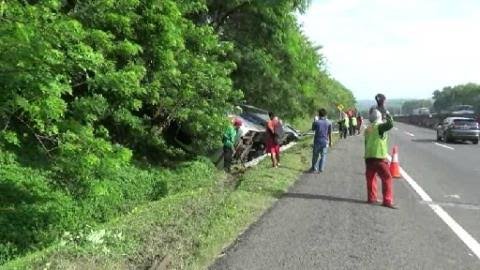 Bus Wisata Terguling di Tol Cipularang, 6 Orang Luka Parah Bus Wisata Terguling di Tol Cipularang, 6 Orang Luka Parah