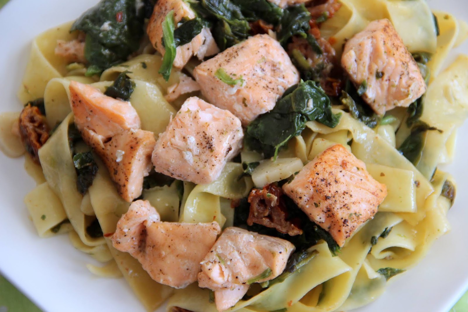 Makaron pappardelle z łososiem, szpinakiem i