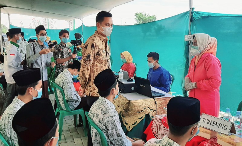 Bupati Kendal Dico Ganinduto Monitoring Pelaksanaan Vaksinasi di Ponpes APIK Kaliwungu