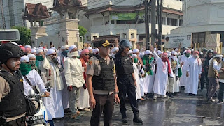 Polisi Dibantu Ulama FPI Halau Massa Rusuh di Flyover Slipi Polisi Dibantu Ulama FPI Halau Massa Rusuh di Flyover Slipi